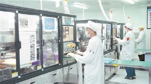 17Y5月19日，位于鹰潭高新区的江西弘信柔性电子科技有限公司自动贴装车间内，工人正操控自动补强机作业。近年来，该区持续赋能企业智能化升级，实现203家规上企业数字化转型全覆盖。.jpg
