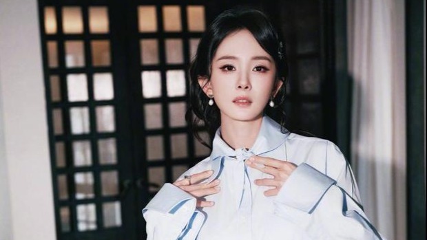 杨幂职场OL风造型释出 尽显熟女风情