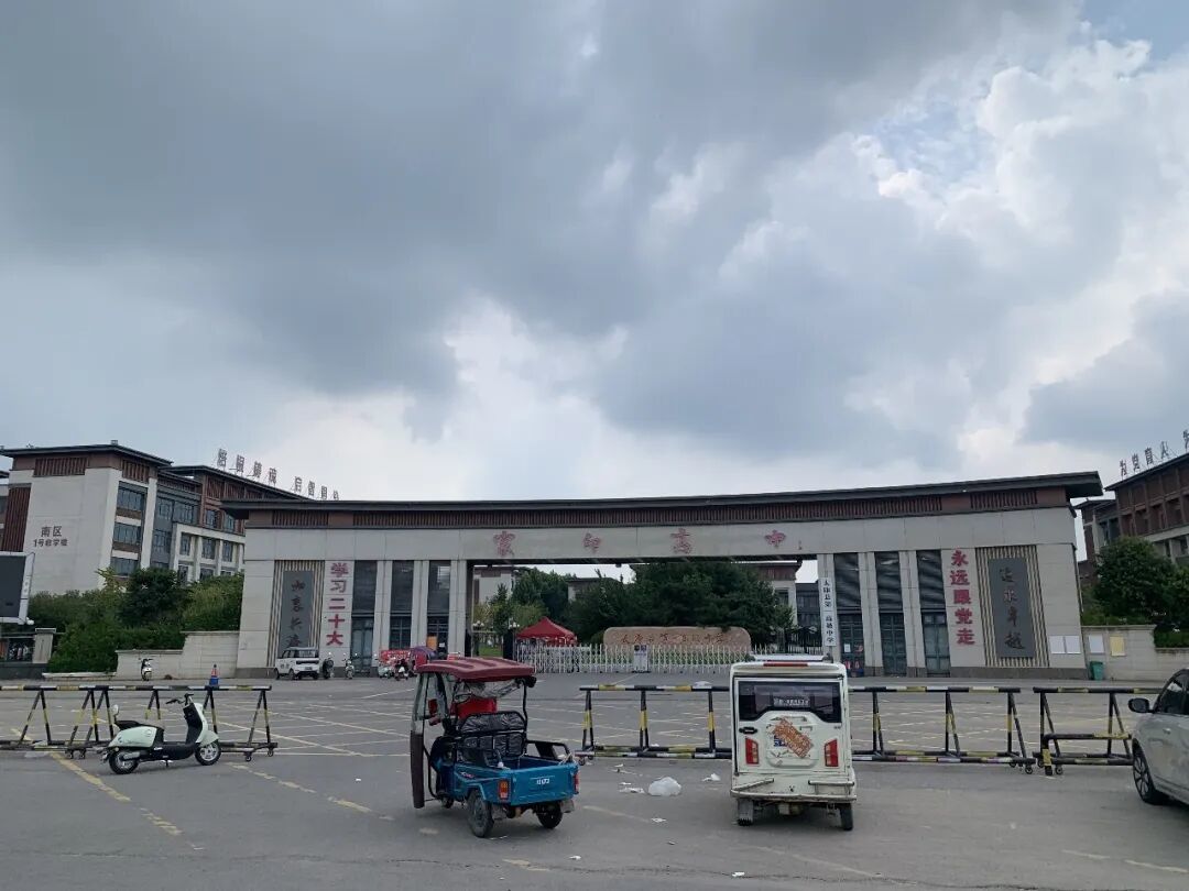 ▲太康县第一高级中学,今日仍然挂着“家印高中”