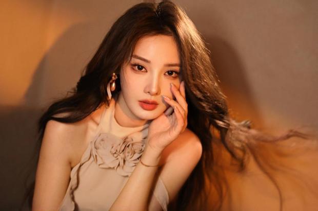 搜狐娱乐讯 8月20日,彭小苒工作室公开一组彭小苒的写真,照片里的她穿着挂脖粉裙,手持玫瑰花,明艳动人。
