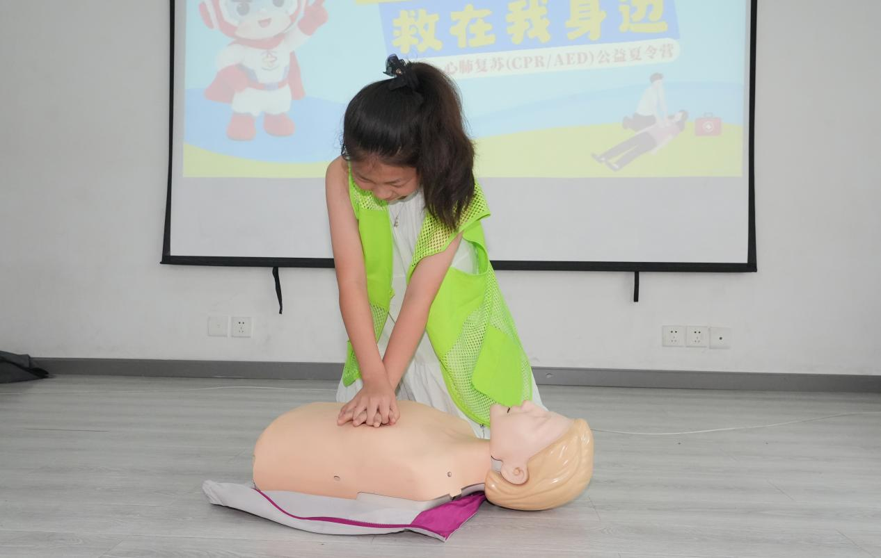 孩子们轮流上台操练