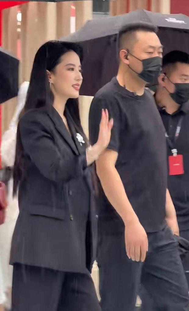 刘亦菲与观众们打招呼。
