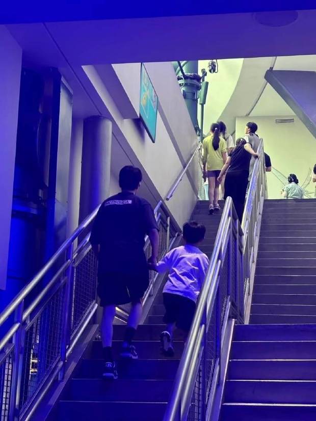 搜狐娱乐讯 七夕当天，冯绍峰被拍到独自带7岁儿子想想逛北京环球影城，全程牵着儿子耐心陪玩。冯绍峰穿黑色短袖短裤，戴帽子和口罩，无工作人员随行。