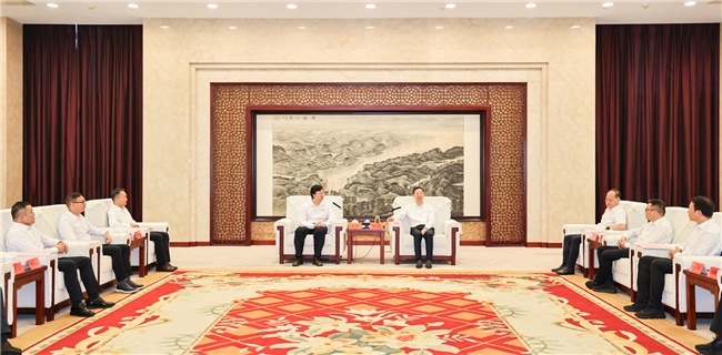 ▲常州市委副书记、市长周伟（居中右），它石智航创始人兼CEO陈亦伦（居中左）等出席签约仪式