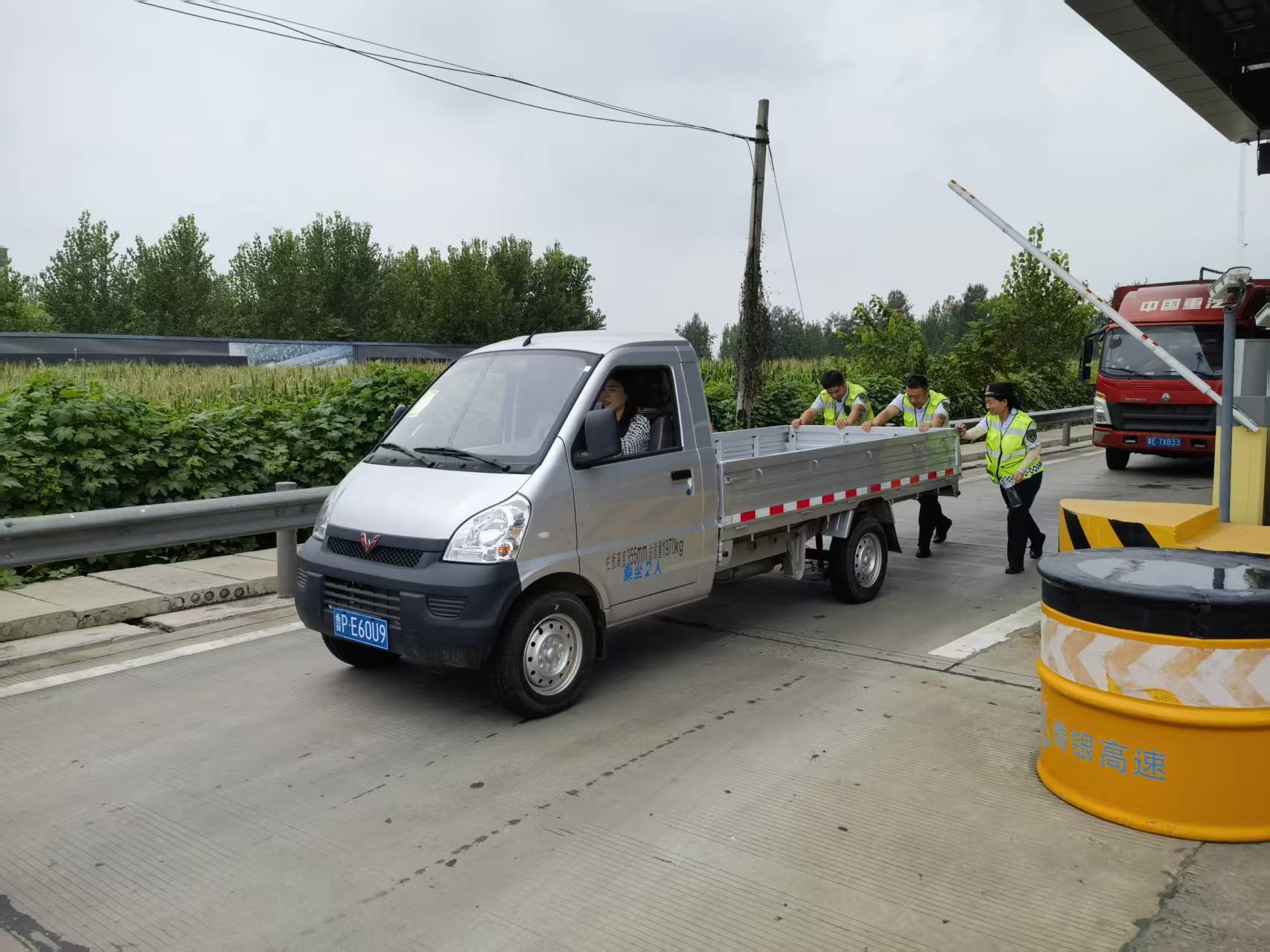 河北高速集团青银分公司清河收费站：暖心相助解司乘燃眉之急