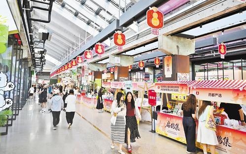 8月8日，市民在石家庄织音1953文化艺术园区游玩。本报记者 史晟全摄