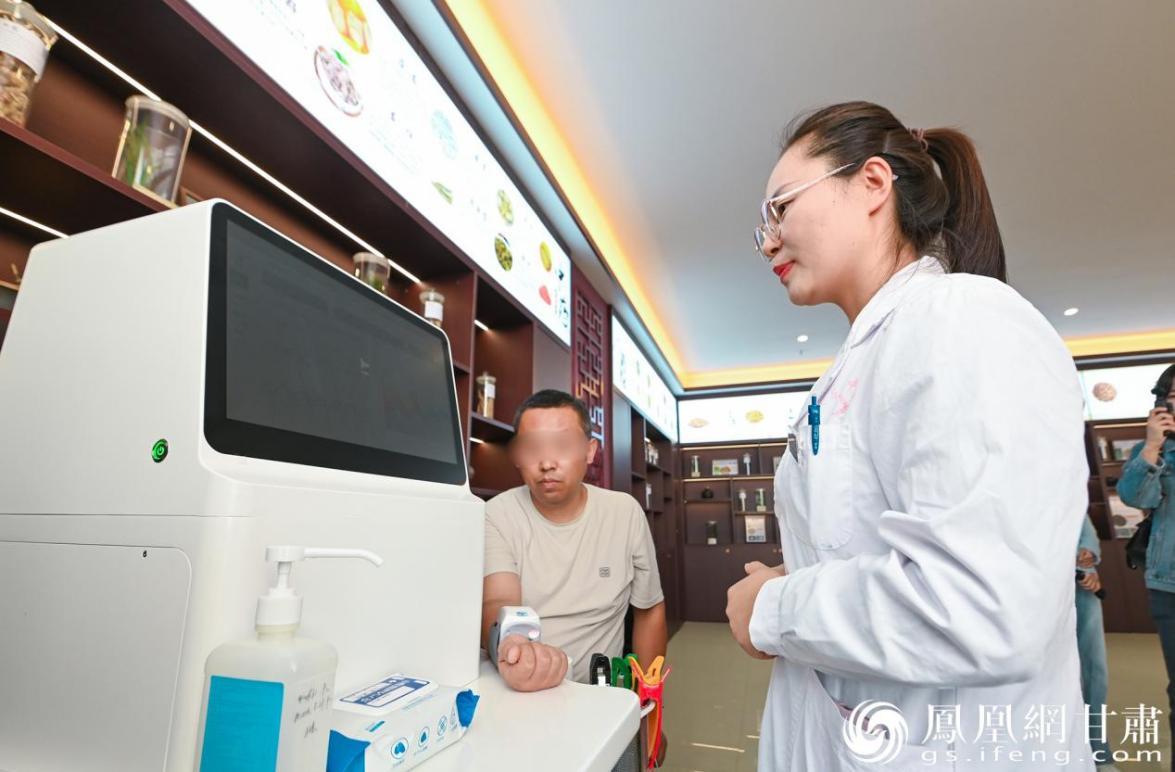 甘肃省张掖市民乐县就医群众通过AI四诊仪进行中医问诊　侯锐　摄