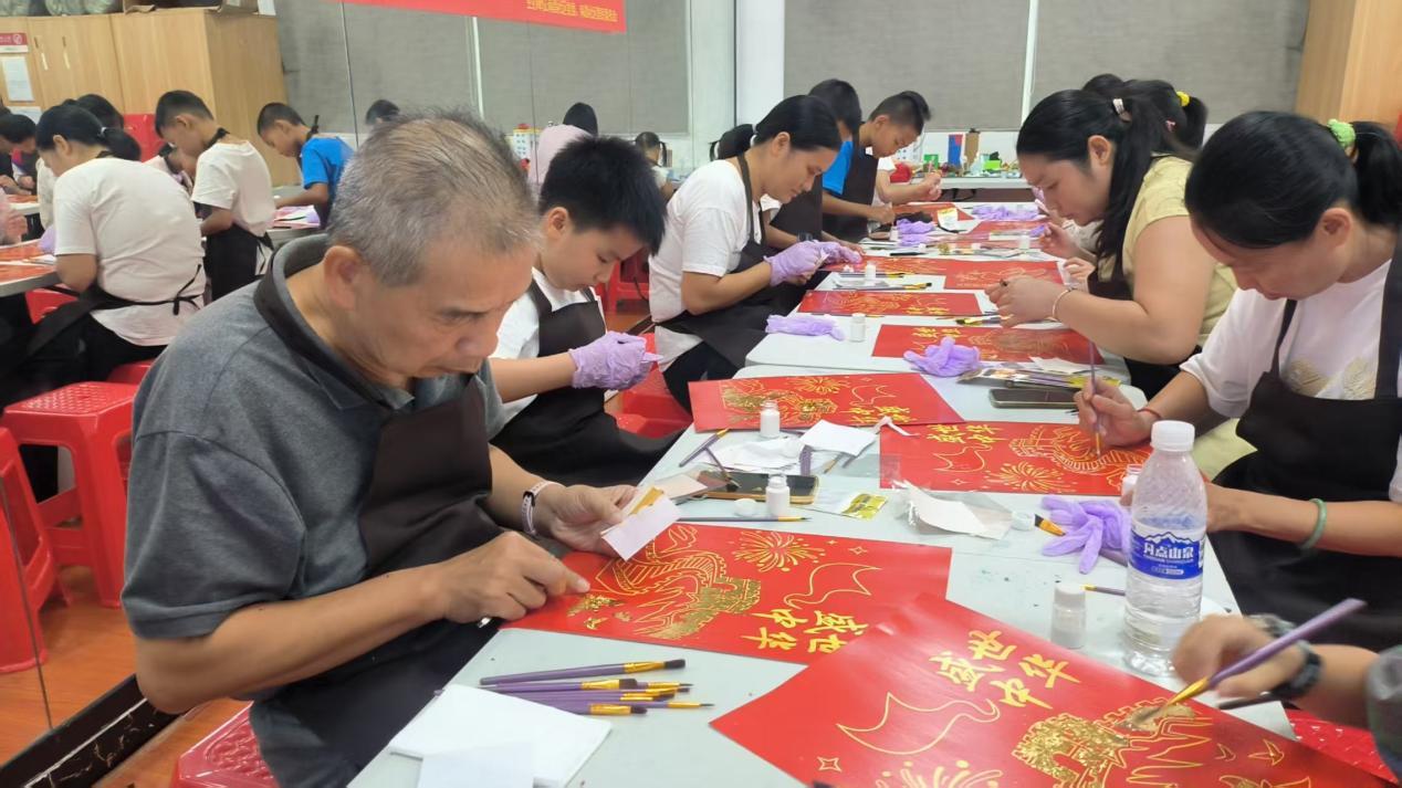 指尖“贴”出爱国心！南昌社区金箔画手工活动让国防教育“活”起来