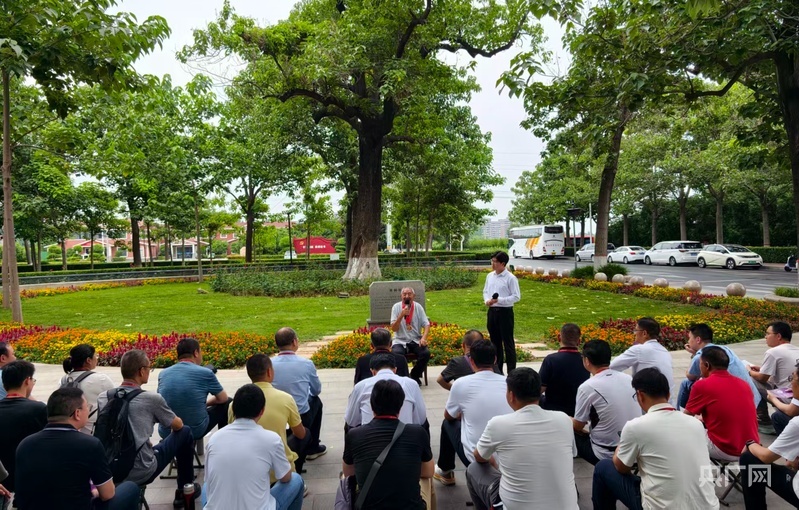 84岁的魏善民给观众讲“焦桐”的故事(央广网记者 郝振青 摄)