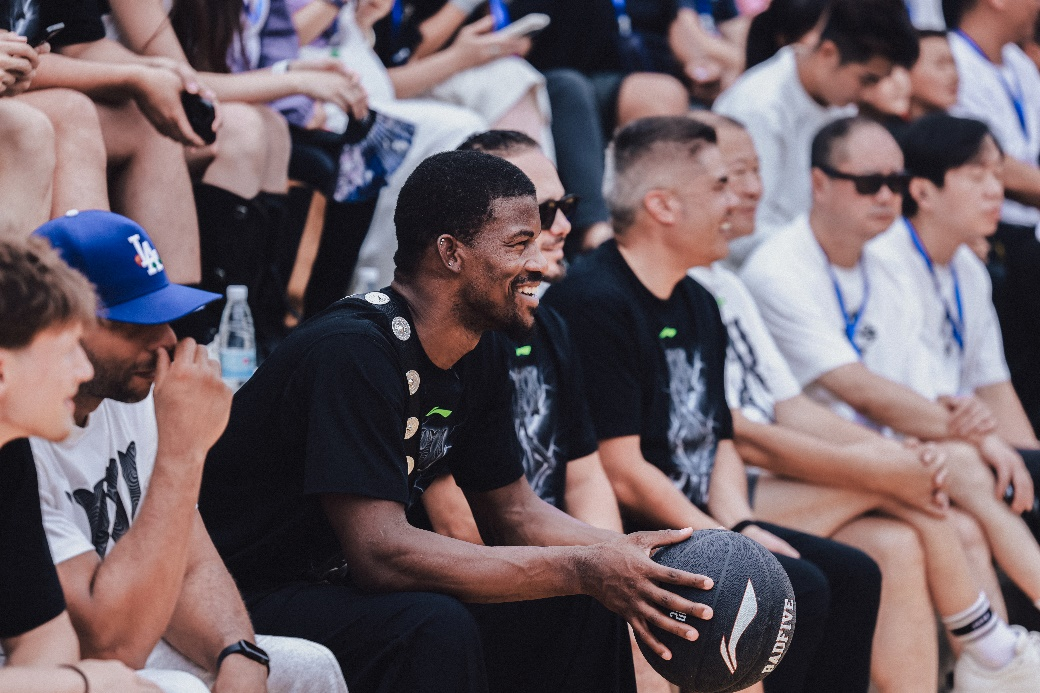 最有温度的NBA球星中国行!巴特勒携手李宁走进大凉山