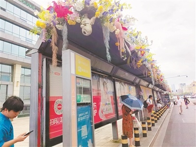 市民在站台上等车