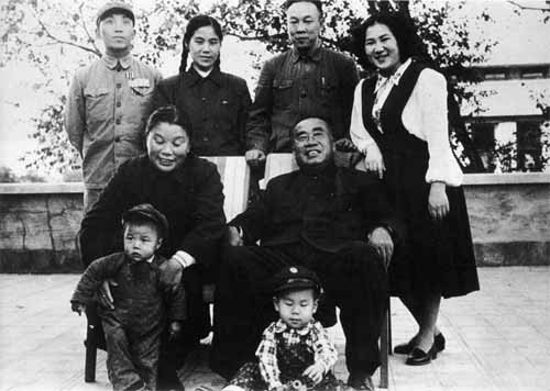 1955年朱德与家东谈主在北京合影