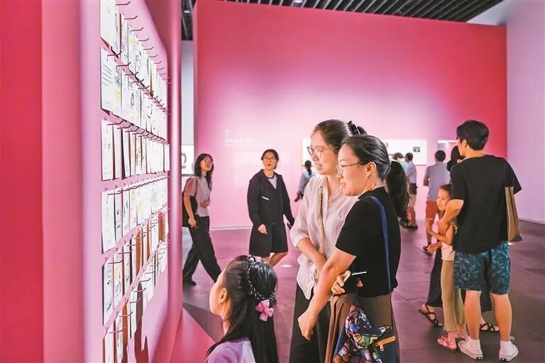 市民在深圳美术馆看展。
