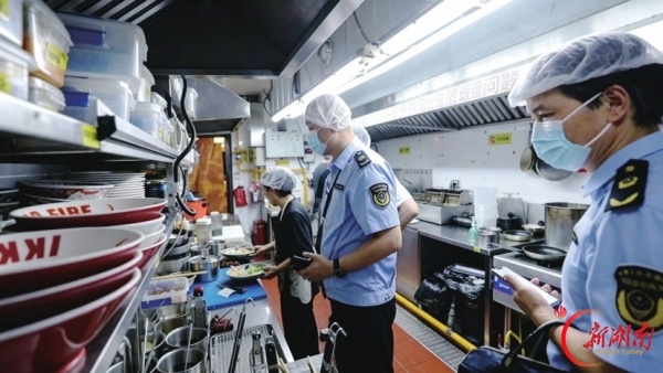 长沙市市场监管局执法人员突击检查网络餐饮门店后厨。