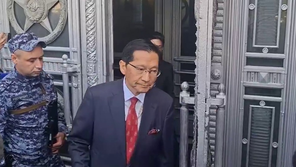 俄大使被日本召见后，日大使被俄方召见，停留25分钟后离开，未对媒体发表任何评论