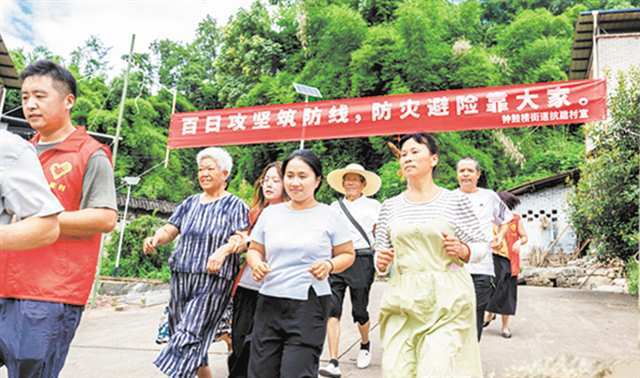 8月13日，万州区钟鼓楼街道抗建村，社区群众正在进行地质灾害转移应急演练。通讯员 黄建桦 摄/视觉重庆