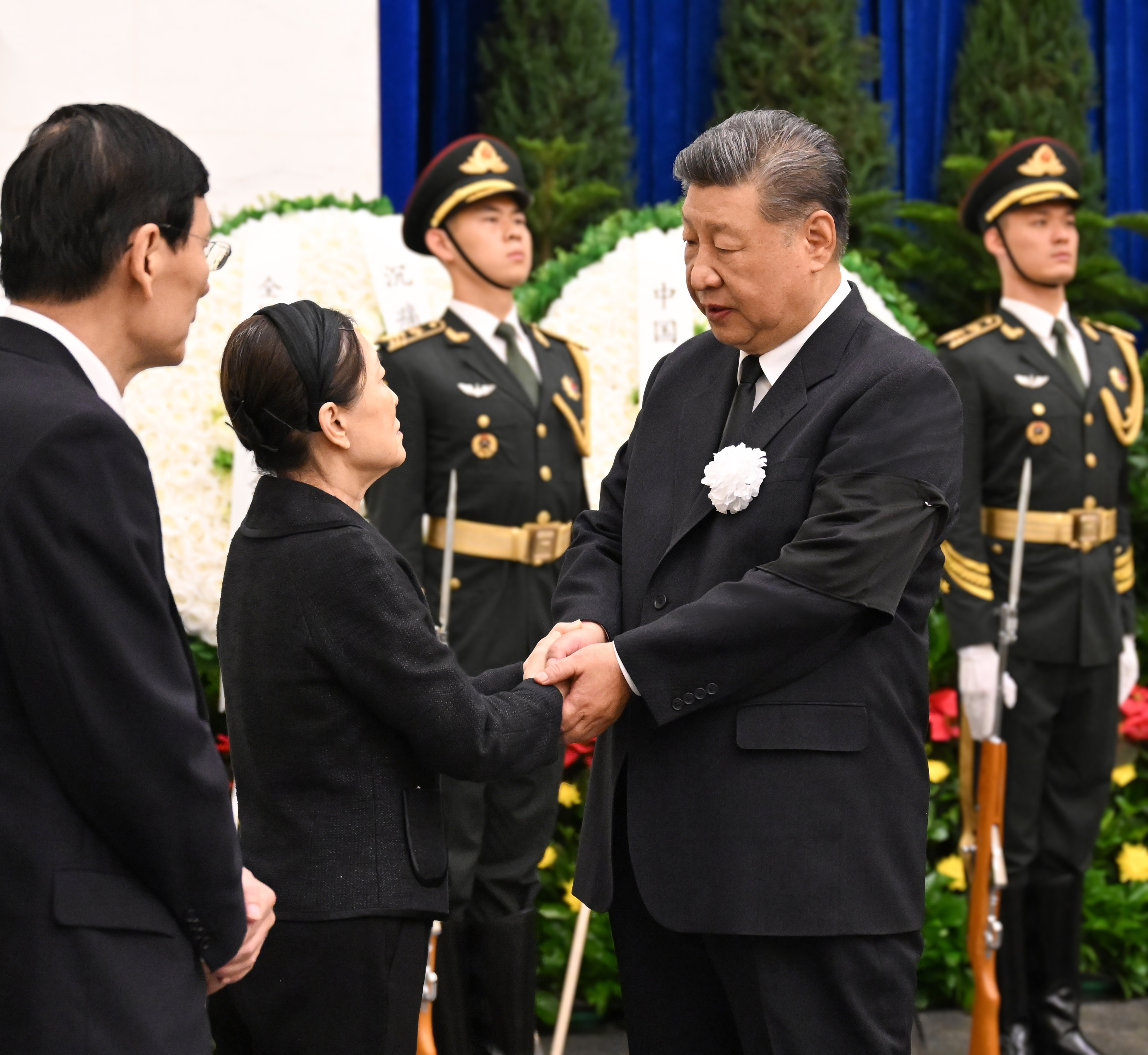 8月18日,朱镕基同志遗体在北京八宝山革命公墓火化。习近平、李强、赵乐际、王沪宁、蔡奇、丁薛祥、李希、韩正等前往八宝山送别,胡锦涛送花圈表示哀悼。这是习近平与朱镕基亲属握手,表示深切慰问。新华社记者 谢环驰 摄