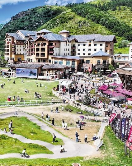 8月13日，游客在张家口市崇礼区太舞滑雪小镇游玩。本报记者 耿辉摄