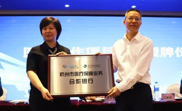图左为柴雷鹰