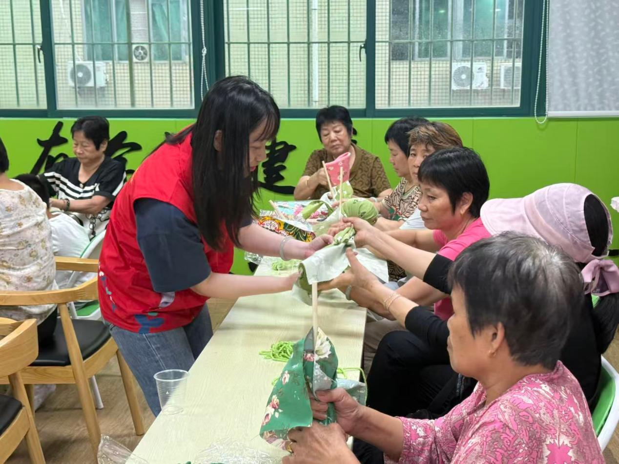 巧手制艾锤 邻里暖人心——南昌社区开展老年人艾草锤制作活动