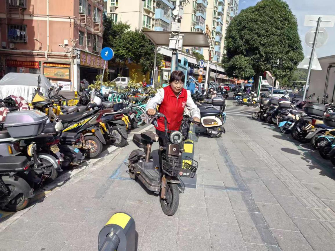 西乡街道庄边社区：以“劝导+清理”双轮驱动 筑就电动车治理的“民生温度”