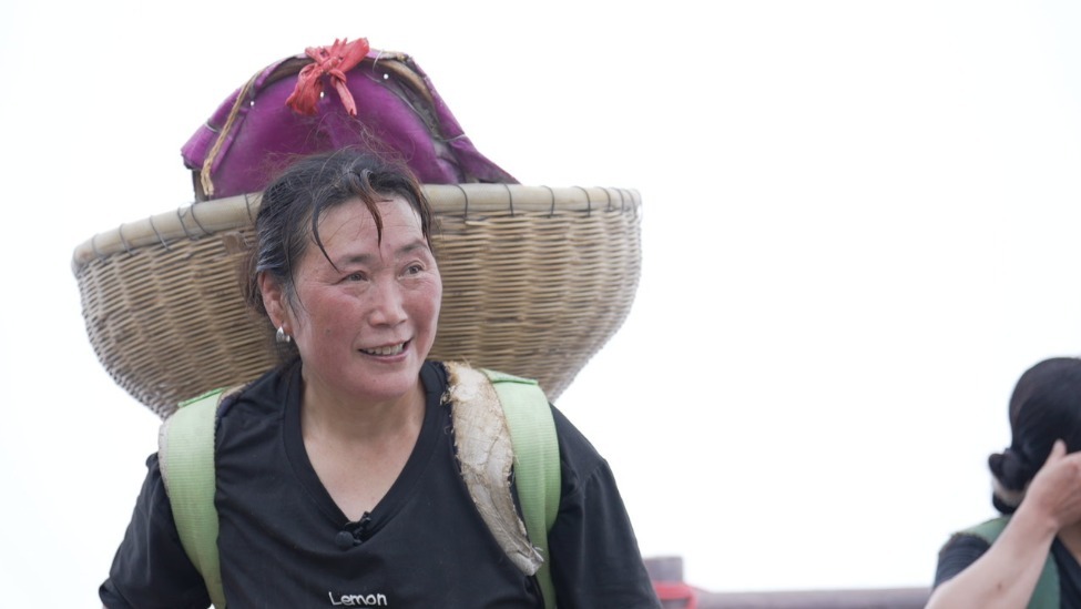 水泥一斤两毛五，一趟三十几块钱，53岁挑山女工工作12年攒下近30万，“我没本事供女儿上大学，但我要把孙女供出来”
