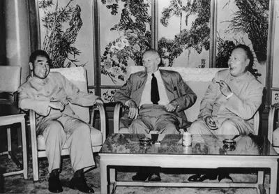 1960年5月，周恩来和陈毅会见英国军事家贝纳德&middot;劳&middot;蒙哥马利元帅。