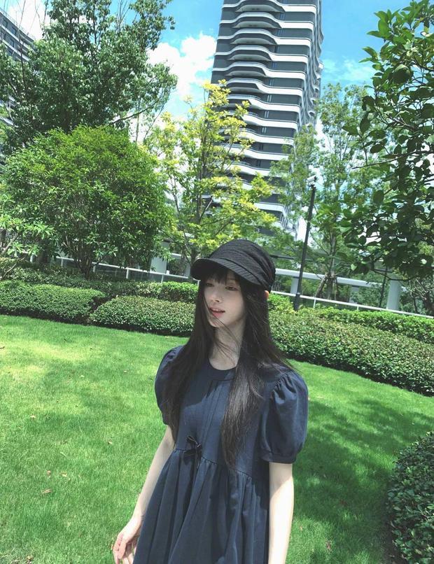鞠婧祎在阳光下气质超好。