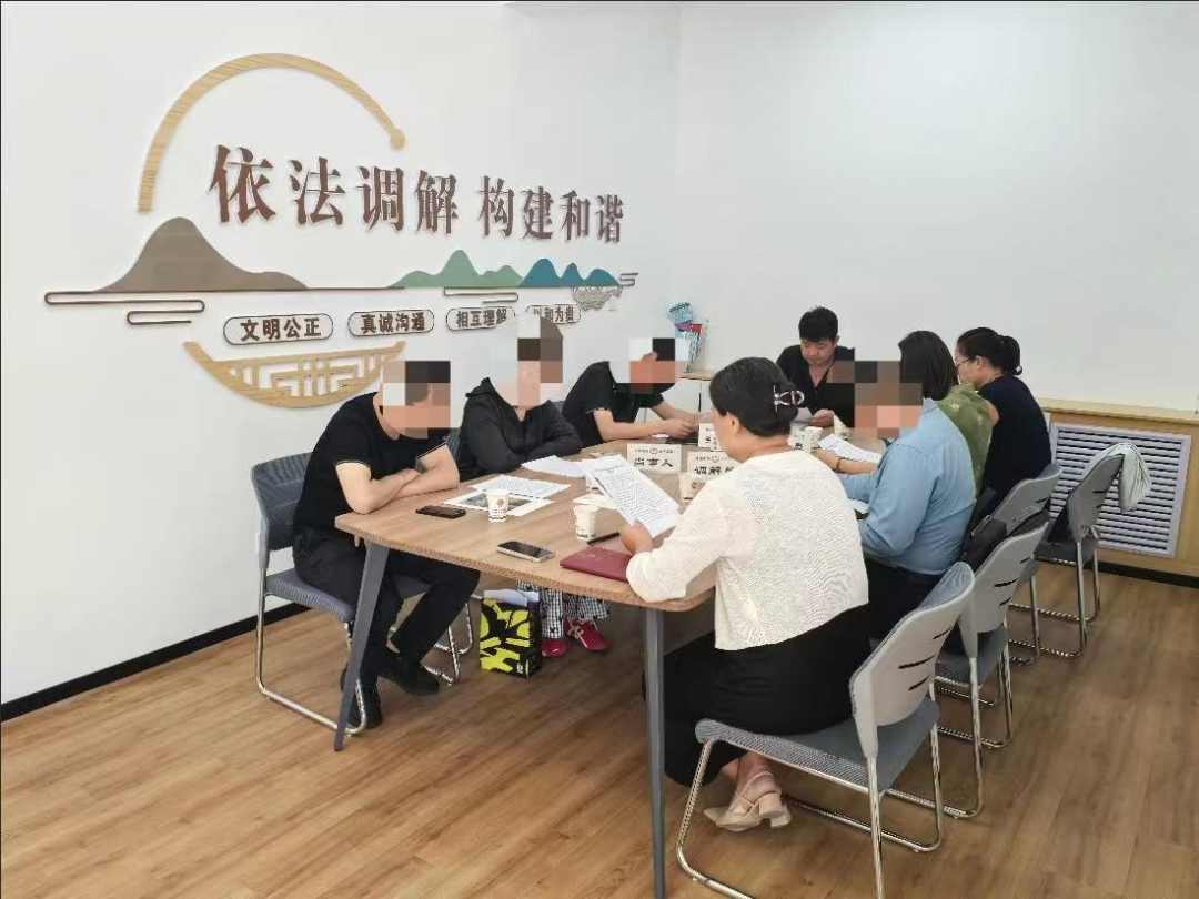 图为新华路街道综治中心调解现场