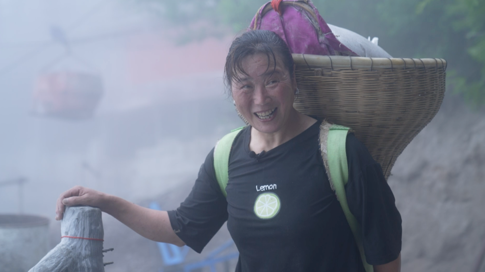 “能有吃的就不错，哪来钱交学费”，53岁挑山女工的前半生：两岁我爸去世，家里没顶梁柱，你不顶谁顶？