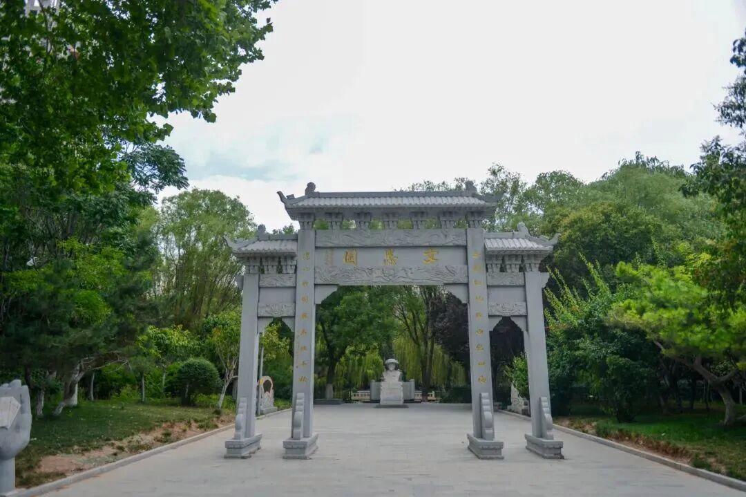 摄影:邵凯 往年拍摄于张养浩墓