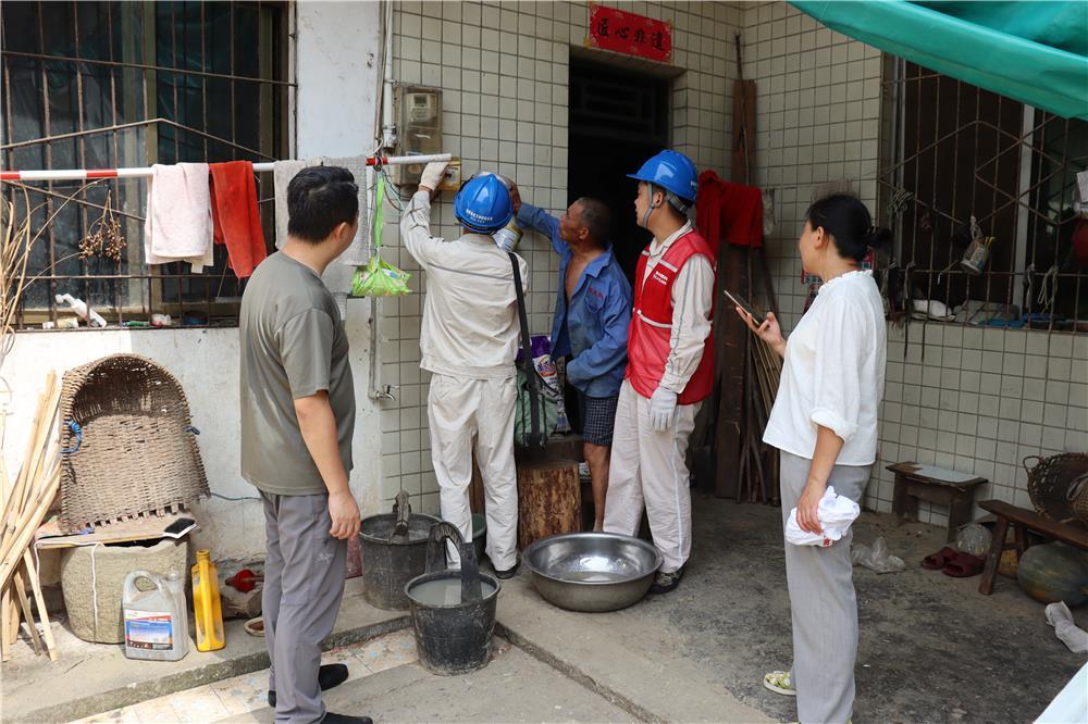 8月18日，星桥镇高都村，工作人员入户排查村民家中用电安全隐患。