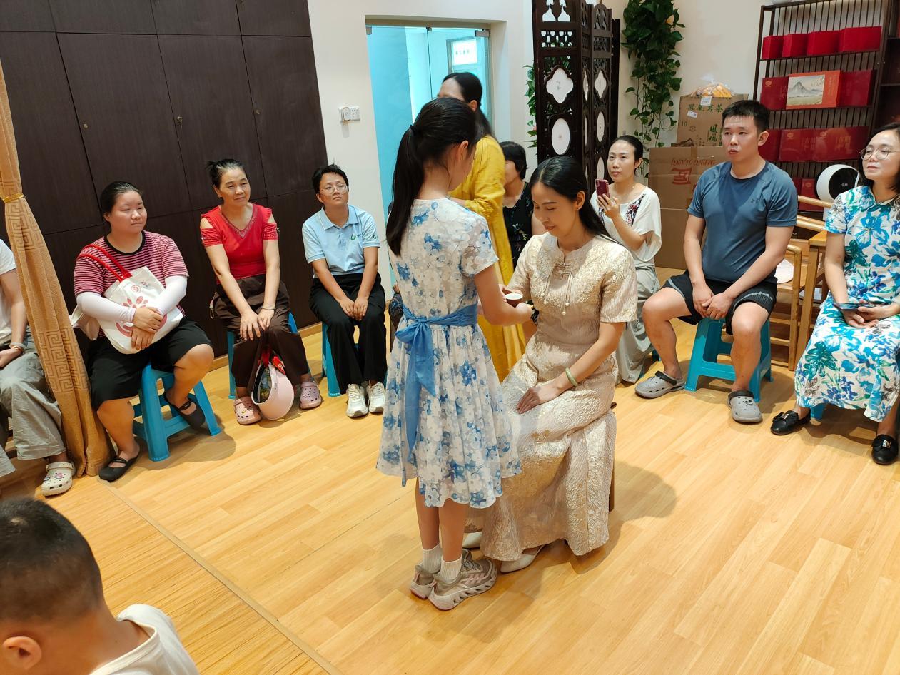 品工夫茶香，传优良家风——河东社区开展亲子茶艺体验活动