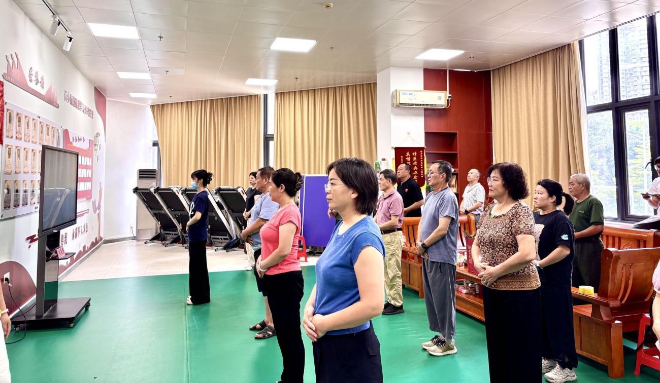 一招一式强体魄!福中福社区老兵练起八段锦