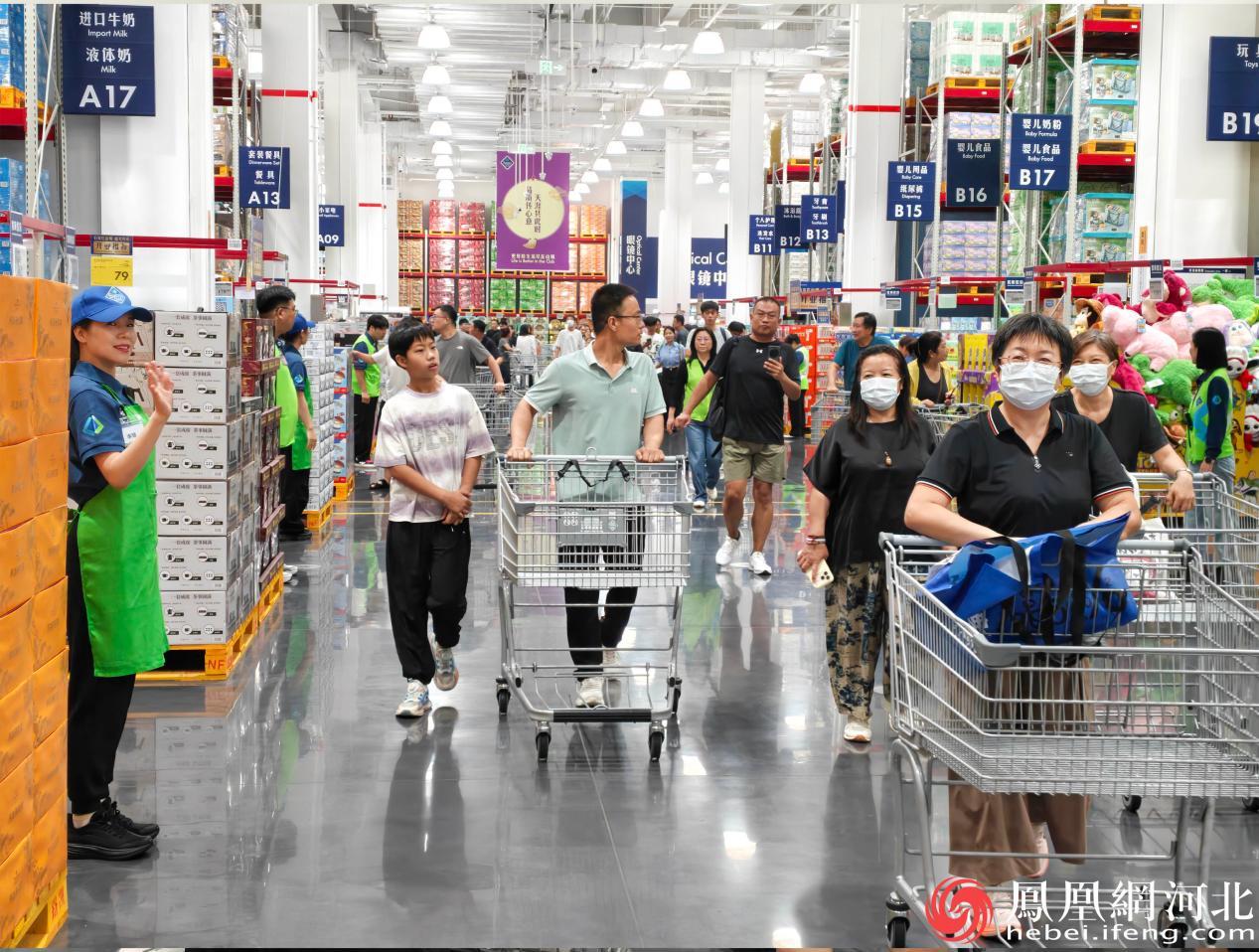 山姆会员商店石家庄店开业当日,消费者购物现场。李卓然/摄