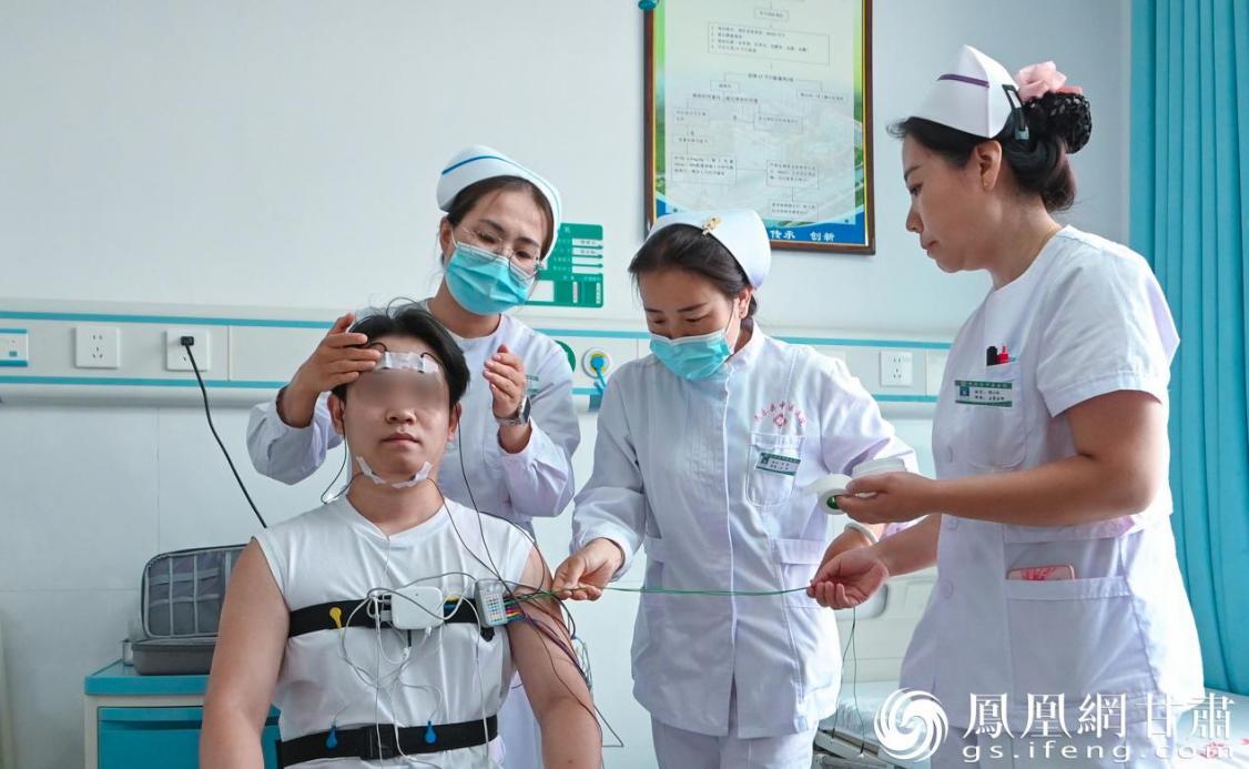 民乐县中医医院医护人员为患者佩戴多导睡眠监测仪器　侯锐　摄