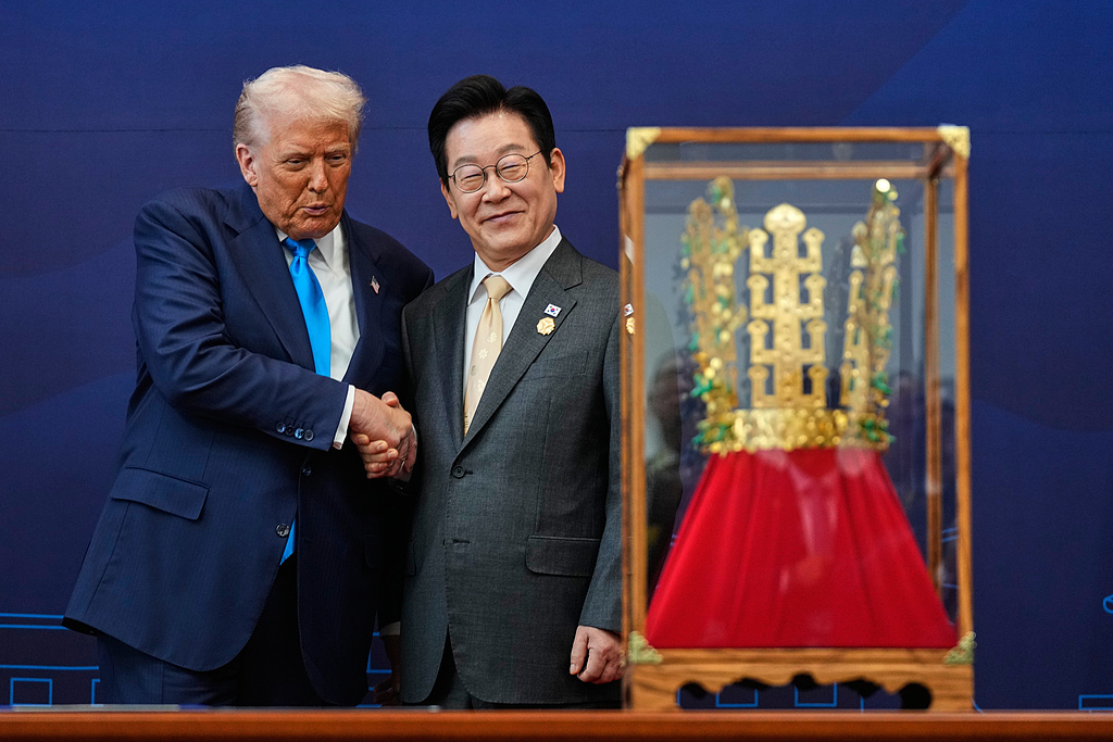 当地时间2025年10月29日,韩国庆州,美国总统特朗普在庆州国立博物馆举行的授勋仪式上,接受韩国总统李在明赠予的金冠和韩国最高荣誉“无穷花大勋章”。