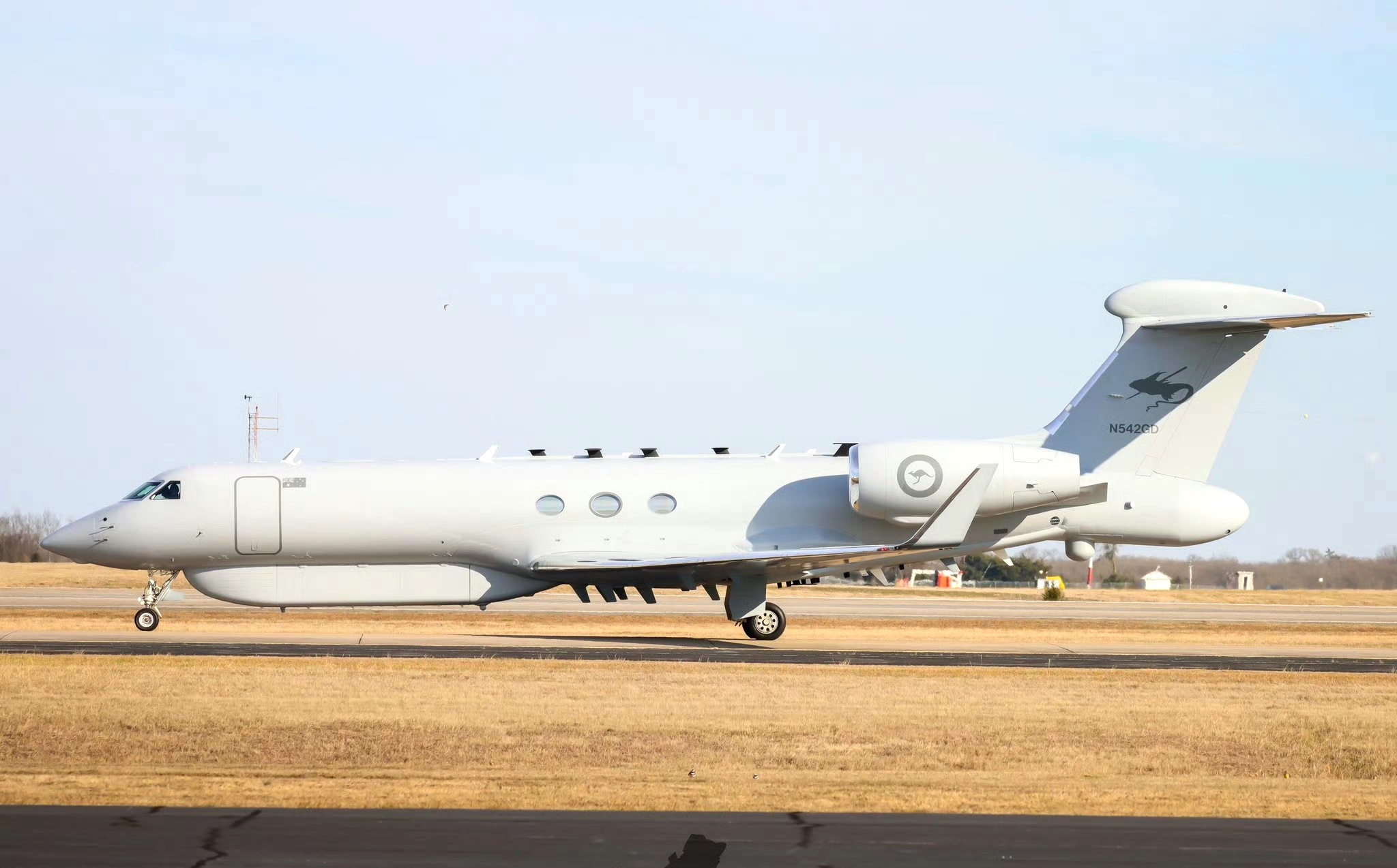 MC-55A机身上外凸的大型天线整流罩不少