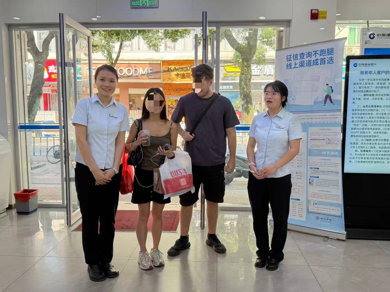 业务办结后合影留念（拍摄者孙雷琴）