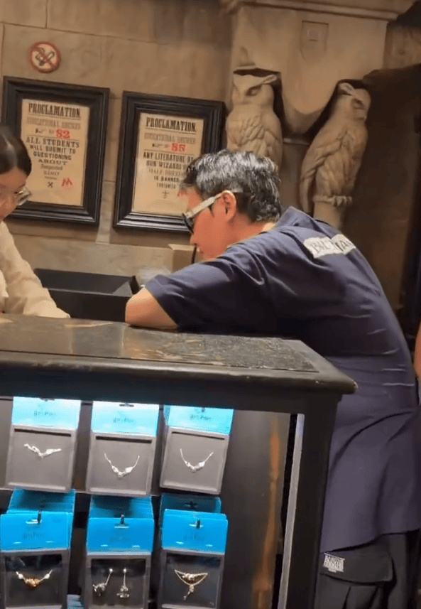 孩子玩累后，他蹲下让儿子坐腿上休息。