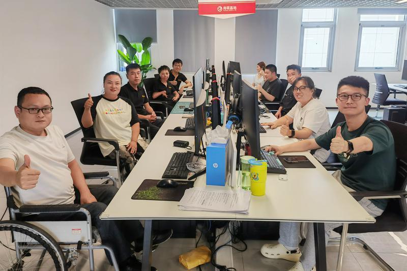 残障人士在这里快乐工作 首席记者 吕聪 摄