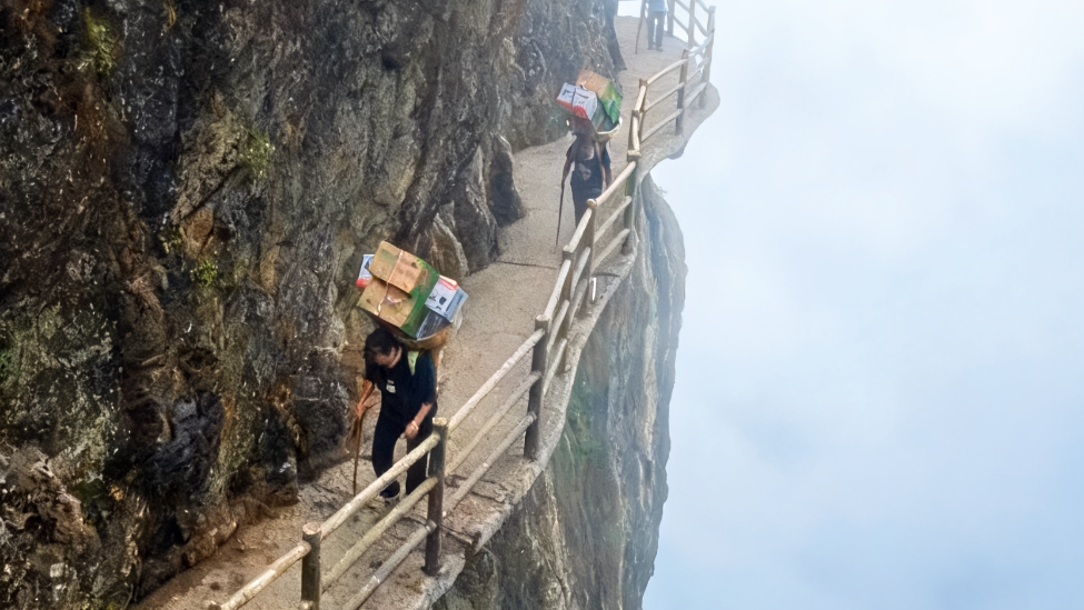 旅途｜她挑山12年，用脊背撑起家里的一片天
