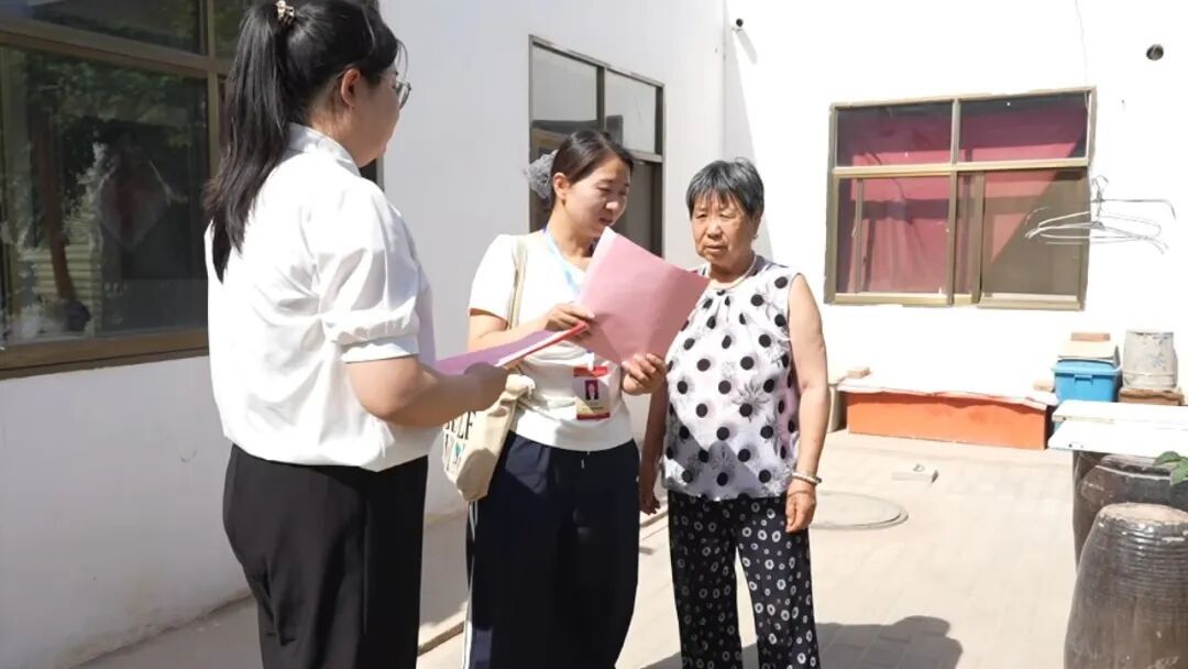 图为龙腾里社区工作人员入户向村民普及露天焚烧的危害与环保相关规定