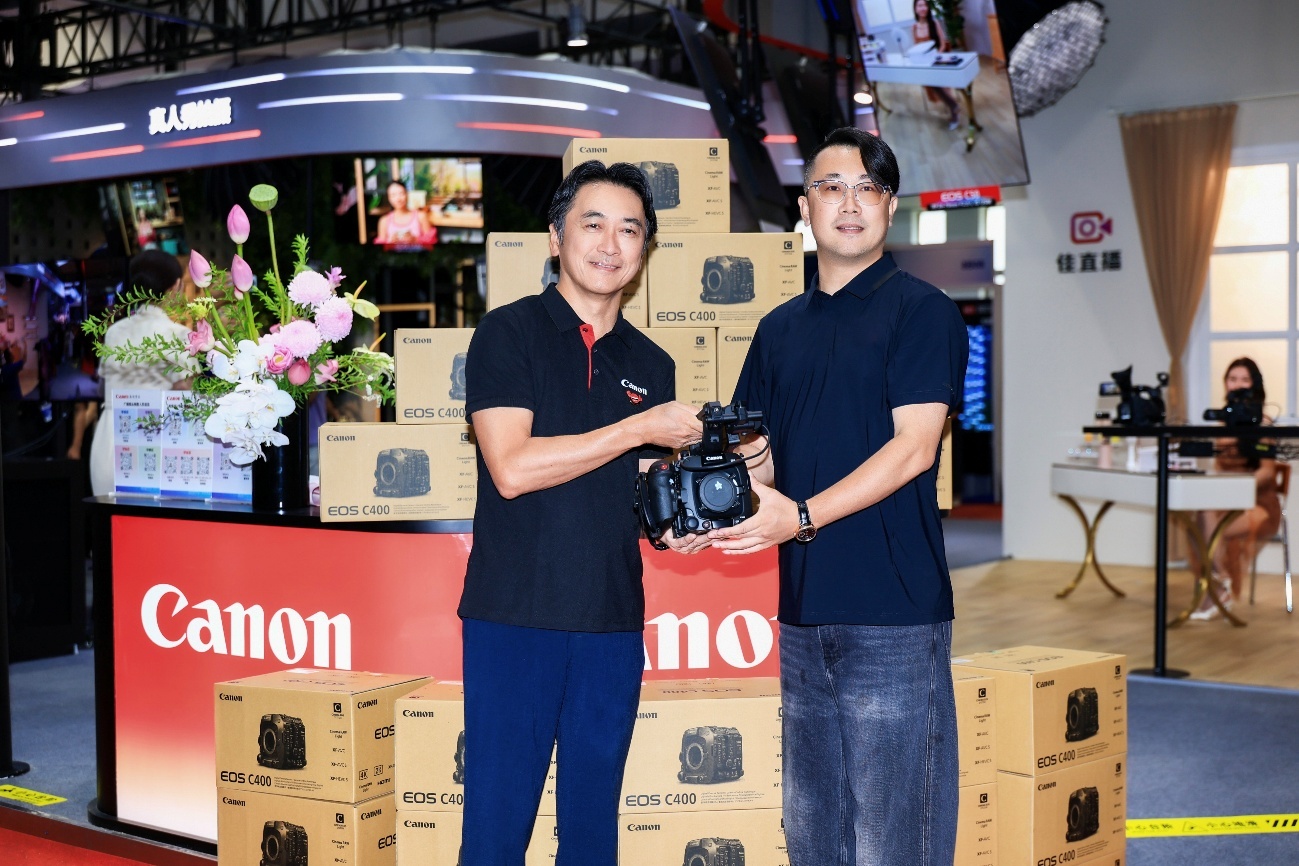 佳能（中国）有限公司与北京蜗牛天地文化传媒有限公司圆满完成EOS C400交付仪式