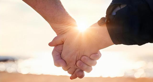 上半年结婚数骤降至327万对，90后00后直言：结个婚别想掏空爸妈！