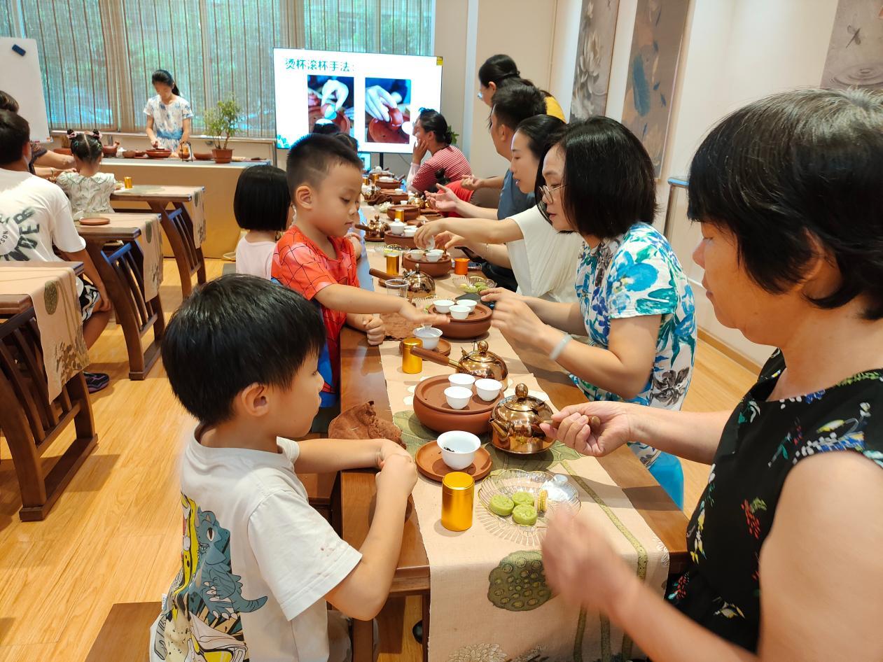 品工夫茶香，传优良家风——河东社区开展亲子茶艺体验活动