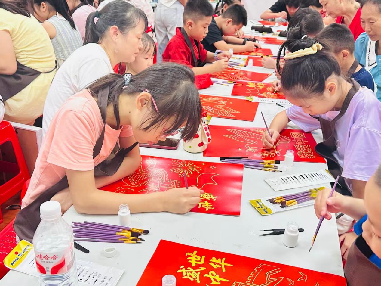指尖“贴”出爱国心！南昌社区金箔画手工活动让国防教育“活”起来