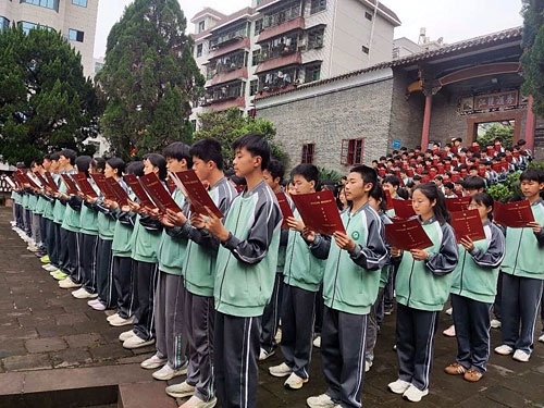 “赓续红色血脉 诵读经典华章”红色经典诵读活动。（兴国县融媒体中心供图）