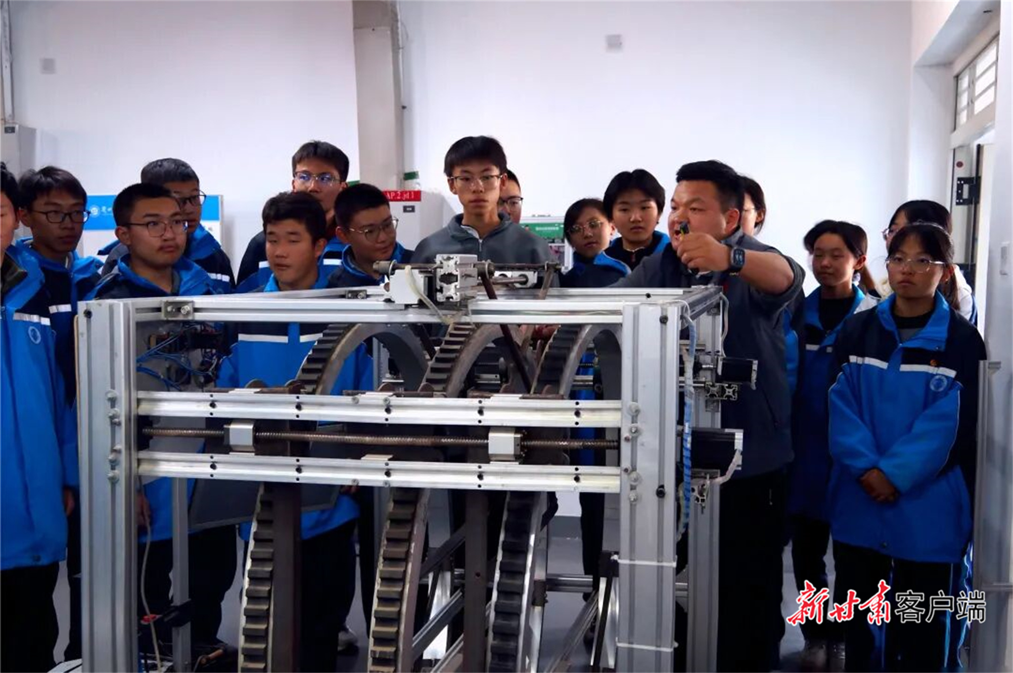 兰州市第六十一中学新区分校的师生们走进兰州工业学院开展工匠精神践行活动