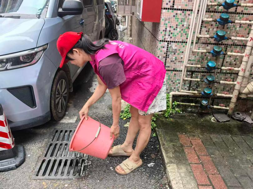 翻盆倒罐清积水！南昌社区巾帼志愿者投身“两热”防控，守护邻里健康